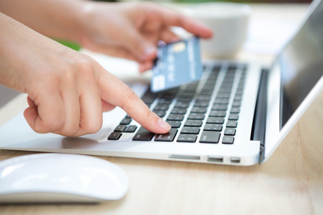 Sử dụng thẻ tín dụng có chuyển khoản được không?