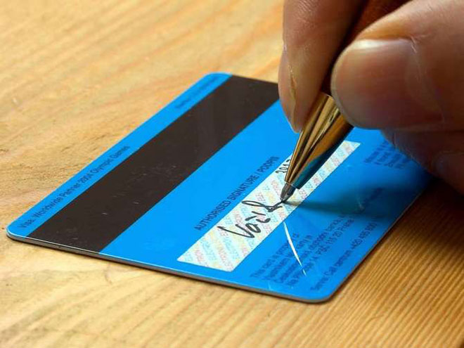 ký vào mặt sau của thẻ tín dụng